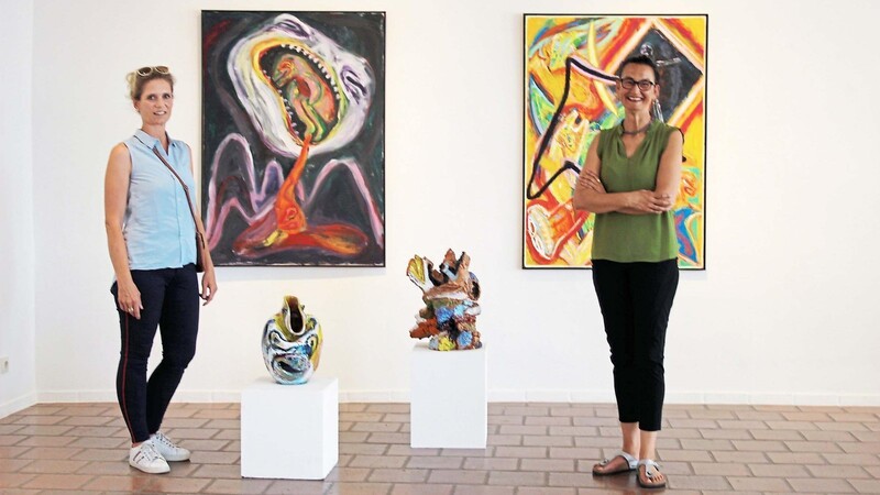 Viel Herzblut hat Anjalie Chaubal (rechts) zusammen mit Simone Seifert in die Ausstellung gesteckt. Zu sehen sind unter anderem auch vier Werke von Künstler Franz Hitzler.