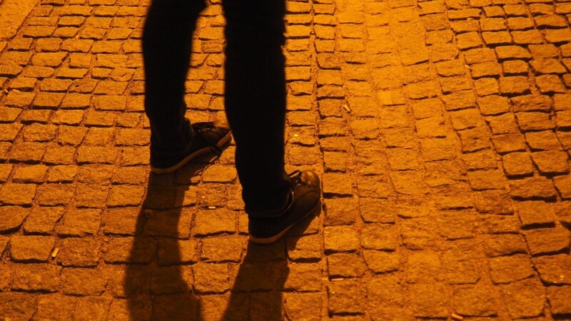 Eine junge Frau wurde in der Nacht auf Samstag in Regensburg von einem bislang unbekannten Mann sexuell belästigt. (Symbolbild)