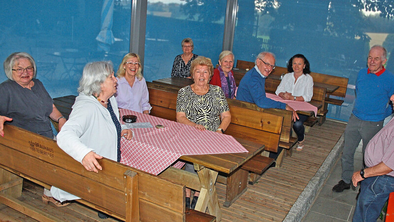 Ursprünglich war der Seniorentreff Kumhausen in Berndorf im Biergarten geplant. Wegen schlechten Wetters zogen sie dann doch von draußen (siehe Bild) ins Nebenzimmer um. Das Bild zeigt einen Teil der Teilnehmer mit Organisatorin Doris Weiß (l.).