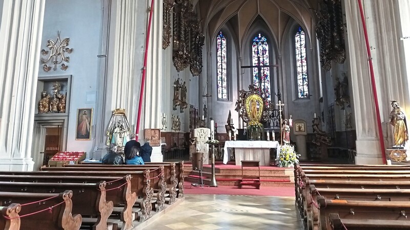 Die Neugestaltung des Altarraumes sowie die Zukunft der Kerzenkammer (links) sind zentrale Themen der Innenrestaurierung der Wallfahrtskirche auf dem Bogenberg.