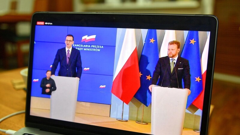 Polens Ministerpräsident Mateusz Morawiecki (links) und Gesundheitsminister Lukasz Szumowski während einer Pressekonferenz in Warschau. Angesichts einer steigenden Zahl von Covid-19-Erkrankungen gilt in dem Land der Epidemie-Zustand.