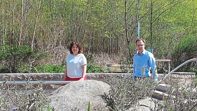 SPD-Landtagsabgeordnete Ruth Müller und Bürgermeister Florian Hölzl (CSU) sehen in der Kneipp-Anlage eine gute Möglichkeit, dem