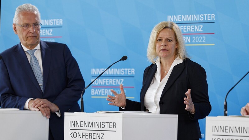 Bayerns Innenminister Joachim Herrmann und Bundesinneninisterin Nancy Faeser sprechen sich gegen eine allgemeine Chatkontrolle aus.