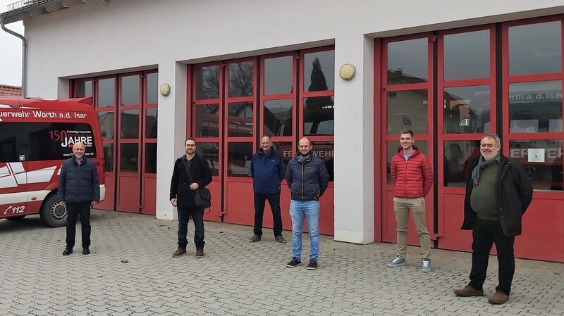 Auch das Feuerwehrhaus wurde bereits energietechnisch unter die Lupe genommen (v.l.): Bürgermeister Scheibenzuber, Ludwig Thoma junior, Hans Richter, Matthias Obermeier, Sebastian Weisz und Ludwig Thoma senior.
