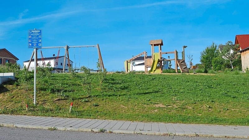 Neu, aber für Mütter mit Kinderwagen schwer zu erreichen - der Spielplatz im Baugebiet "Kindsberg" mit seinem steilen "Ranken".