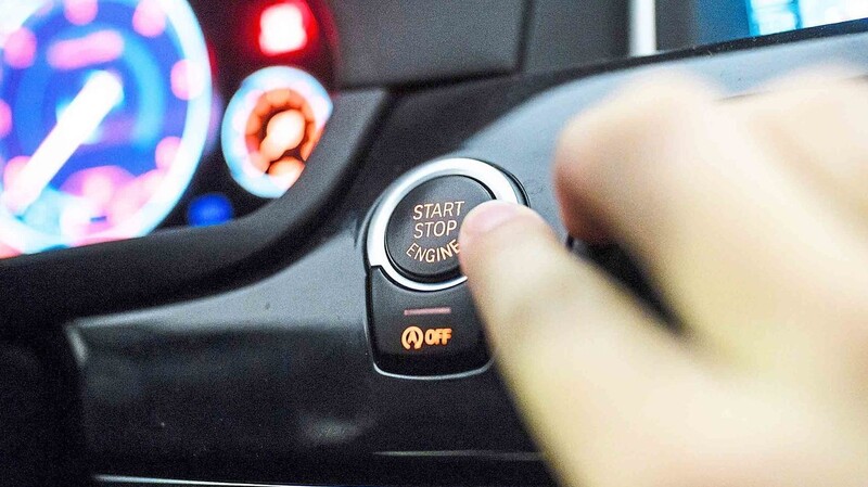 Haben die Diebe dem System erst einmal durch die Verlängerung des Funksignals vorgegaukelt, sie hätten den Schlüssel, genügt oft ein Knopfdruck, um das Auto zu starten.