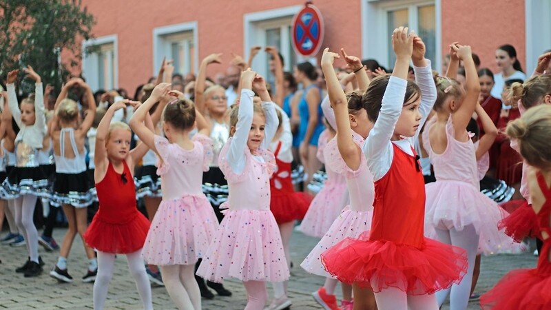 Um die 80 Tänzerinnen der Sophia Eis-Schule stellten ihr Können unter Beweis.