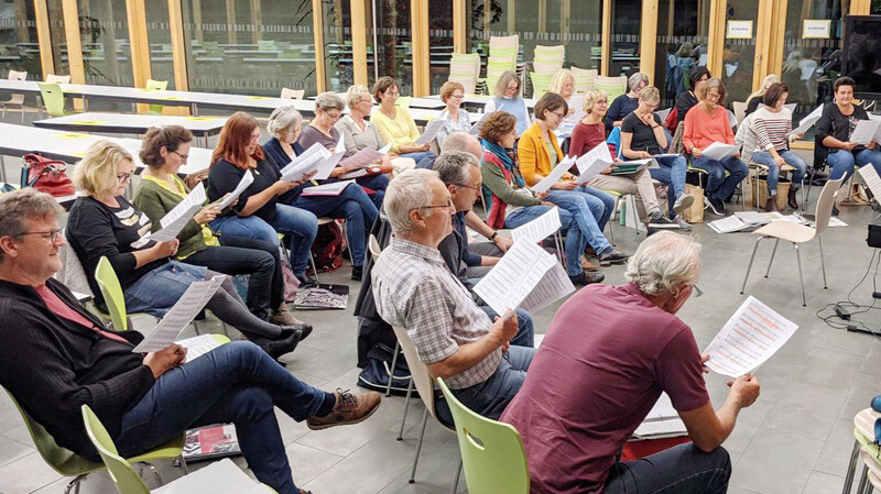 Es darf wieder gemeinsam gesungen werden: die "funJAZZtics" bei einer Probe in der Mensa des Hans-Leinberger-Gymnasiums.