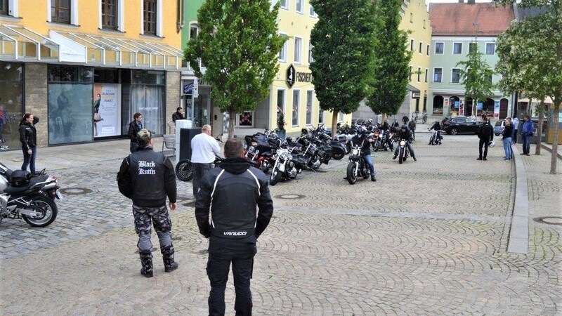 Biker aus ganz Ostbayern rollten auf dem Marktplatz ein, um gegen Beschränkungen zu protestieren.