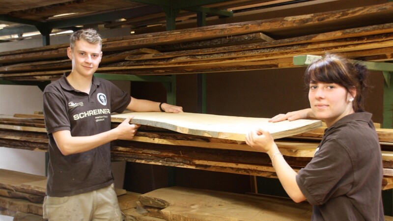 Fasziniert vom Werkstoff Holz: Kristin und Dennis lernen den Beruf des Schreiners.