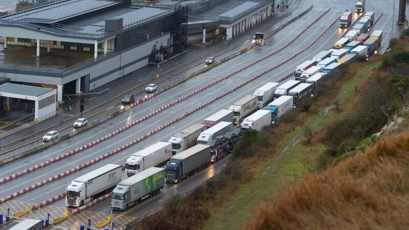 Lastwagen warten im Hafen von Dover auf die Abfahrt einer Fähre. Großbritannien hat nach 47 Jahren als erstes Mitgliedsland die Europäische Union verlassen.
