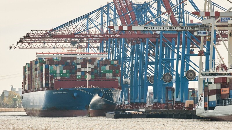 Die Chinesen - sofern sie sich darauf einlassen - sollen nur 24,9 statt wie zunächst geplant 35 Prozent der Anteile eines Containerterminals im Hamburger Hafen übernehmen.