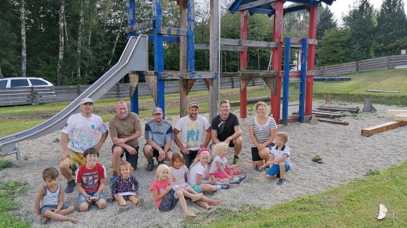 Ein Teil der freiwilligen Helfer hatten sich mit etlichen Kindern auf dem renovierten Spielplatz eingefunden, der wieder freigegeben ist.  Foto;