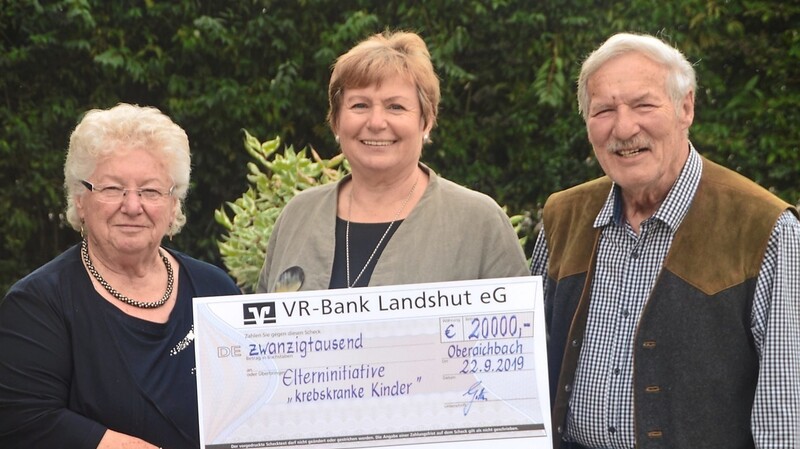 Irmi und Franz Goth übergaben weitere 20 000 Euro an Lisa Stritzl-Goreczko (M.) von der "Initiative Krebskranke Kinder".