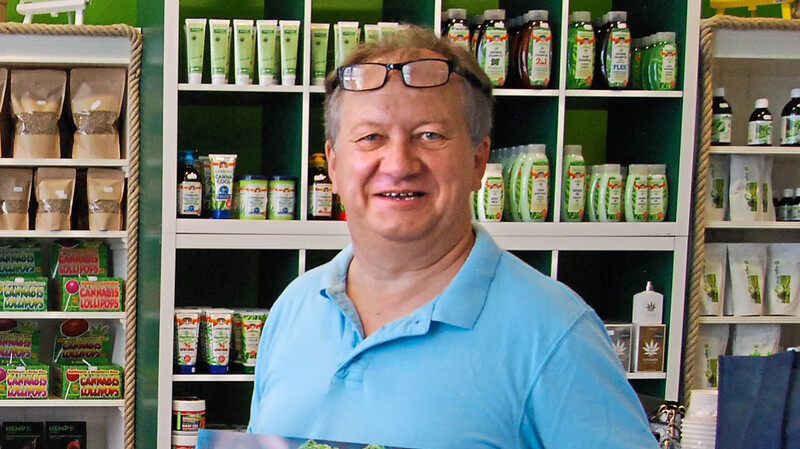 Jahrelang arbeitete Wenzel Cerveny (59) in der Gastronomie, jetzt eröffnete der Vorsitzende des bayerischen Cannabis-Verbandes seinen achten Hanf-Laden in Bayern in der Theaterstraße in Landshut.