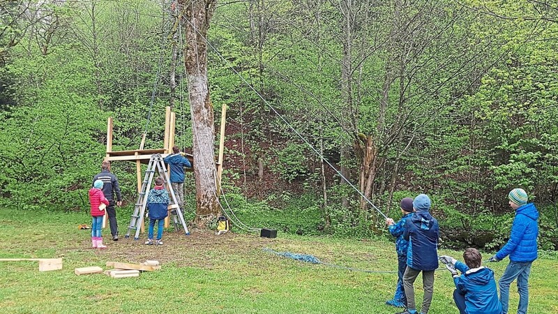 Gemeinsam ein Baumhaus bauen, hier können handwerkliche Fähigkeiten entdeckt werden.