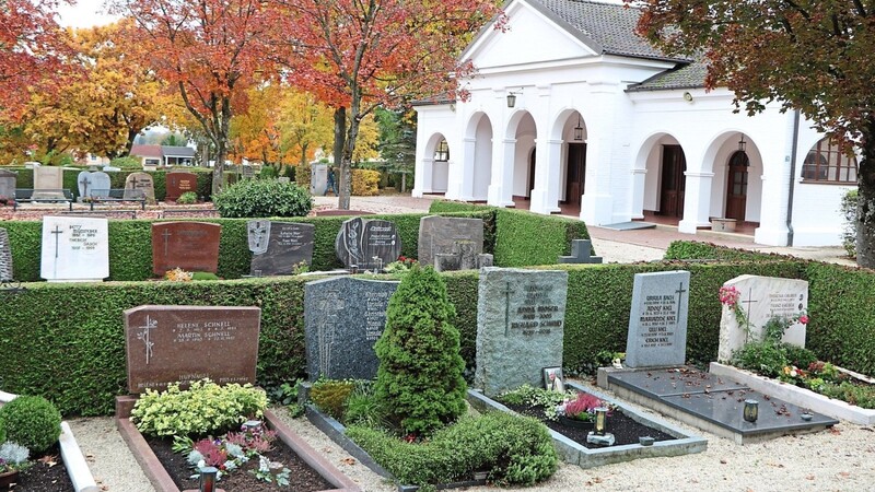 Eine verkürzte liturgische Feier mit Gräbersegnung findet am Sonntag um 14 Uhr im Mainburger Friedhof statt.
