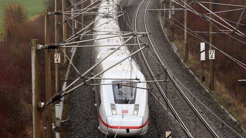 Ein 37-Jähriger ist am Münchner Bahnhof Hackerbrücke von einem ICE erfasst und schwer verletzt worden.