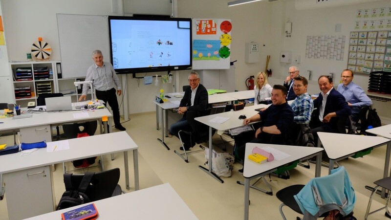 Die Schule St. Stephan in Alburg freut sich über eine digitale Ausstattung auf Höhe der Zeit. Rektor Raimund Betz (links) zeigt Oberbürgermeister Markus Pannermayr (2.v.l.) und Vertretern der Stadt aus IT und Schulamt ein Klassenzimmer mit digitaler Tafel.