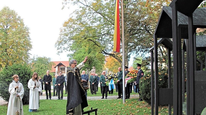 Pfarrer Gregor Bartkowski hielt die Libera am Kriegerdenkmal.