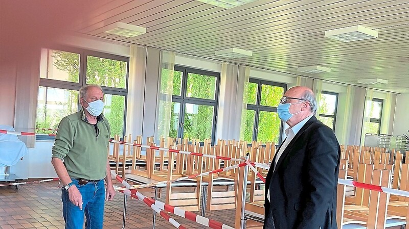 Pädagogischer Heimleiter Elmar Weichenrieder (links) mit Landrat Neumeyer im Speisesaal des Mainburger Schülerwohnheims.