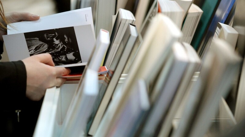 Einen Ladendieb mit einem Faible für Literatur hat die Polizei in Regensburg gestellt. In seiner Wohnung fanden die Beamten rund 2.000 gestohlene Bücher. (Symbolbild)