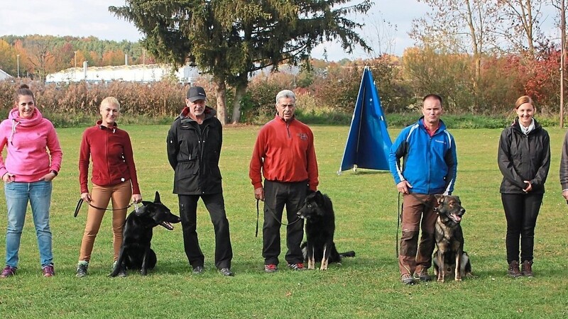Acht Hundehalter waren mit ihren Vierbeinern bei der Herbstprüfung des Schäferhundevereins unter Leistungsrichter Rudi Gimpel (4. v. l.) erfolgreich.