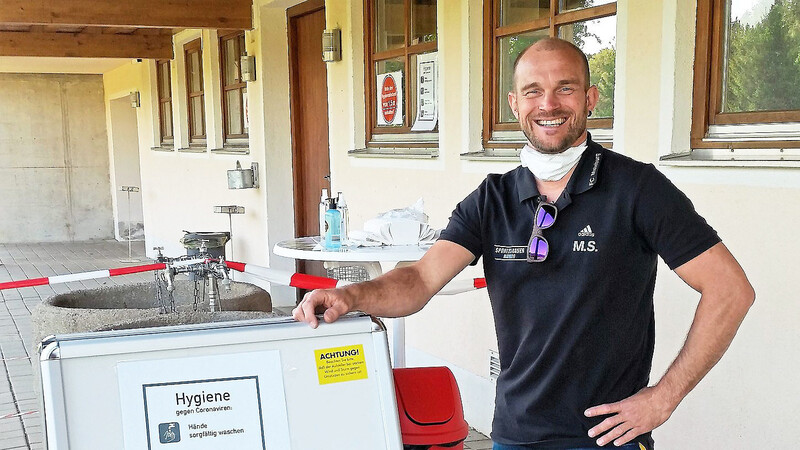 Vorsitzender Markus Stanglmair, seit kurzem auch Corona-Beauftragter des FC Mainburg, an der für den Trainingsbetrieb errichteten Hygienestation.