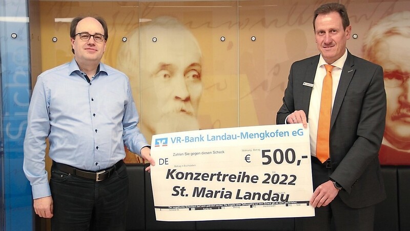 Robert Kettl (r.) von der VR-Bank Landau-Mengkofen überreichte am Montag den Scheck an Regionalkantor Christian Müller.