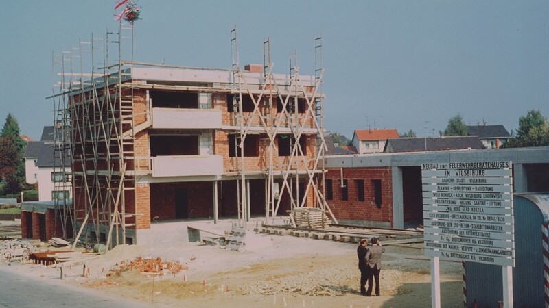 Die Arbeiten am Feuerwehrhaus in der Pfründestraße begannen im April 1972. Schon kurze Zeit nach dem Baubeginn wehte der Firstboschen auf dem Rohbau des neuen Vilsbiburger Feuerwehrgerätehauses.