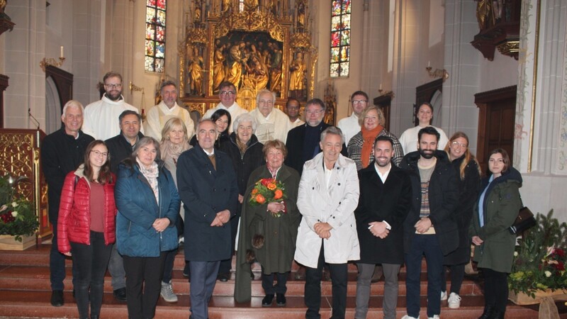 Pfarrer Kreuzer (hinten Mitte) mit den Gratulanten nach dem Dankgottesdienst.