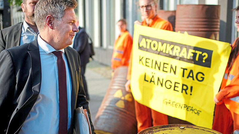 Bundeswirtschaftsminister Robert Habeck (Grüne) verkündete am Dienstag in der Laufzeitdebatte von Atomkraftwerken einen Kompromiss. Das Atomkraftwerk Emsland geht wie geplant Ende des Jahres vom Netz. Isar 2 in Niederbayern und Neckarwestheim (Baden-Württemberg) können darüber hinaus als Reserve genutzt werden.
