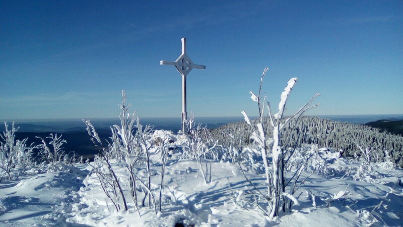 Enziankreuz auf 1 281 Metern mit grandioser Aussicht auf die Täler und Berge des Bayerwaldes.
