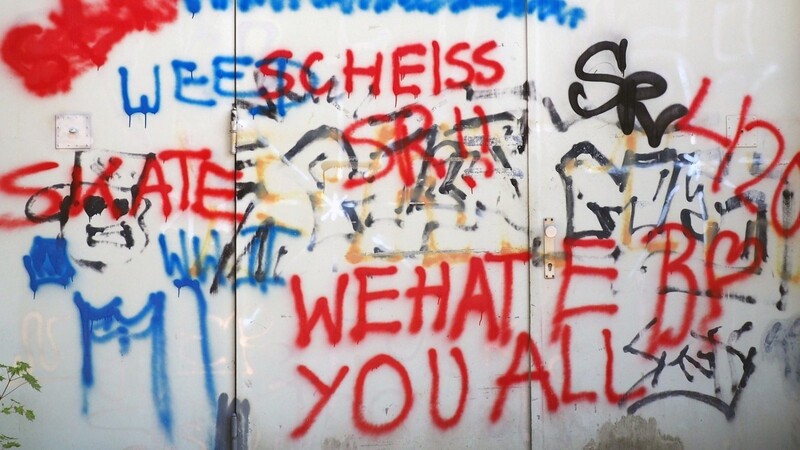 Eine Wand voller Graffitis (Symbolbild).