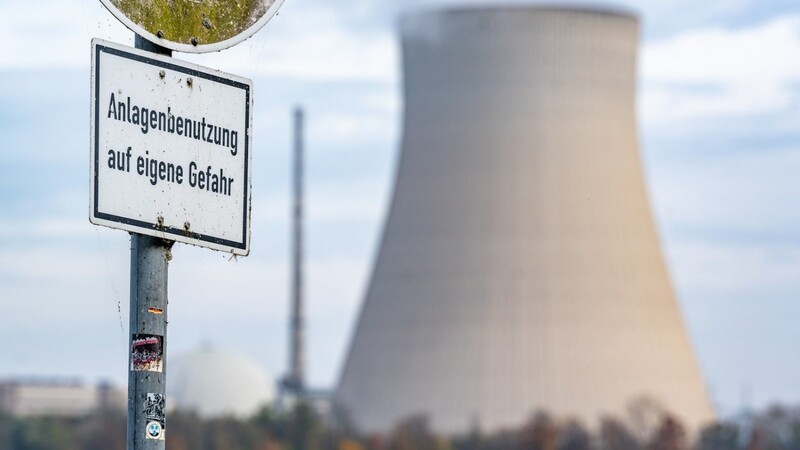 Der Bundestag hat den Betrieb der letzten drei deutschen Atomkraftwerke um drei Monate verlängert. Die Reaktoren Isar 2 (im Bild), Neckarwestheim 2 und Emsland bleiben damit bis zum 15. April am Netz.