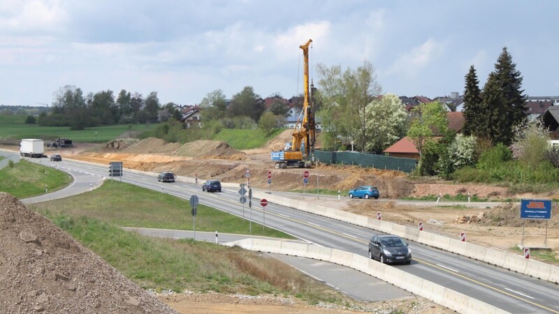 Zwischen dem 16. und 23. Mai ist auf der B85 zwischen den Anschlussstellen Mitterdorf und Roding aufgrund von Bauarbeiten mit Behinderungen zu rechnen.