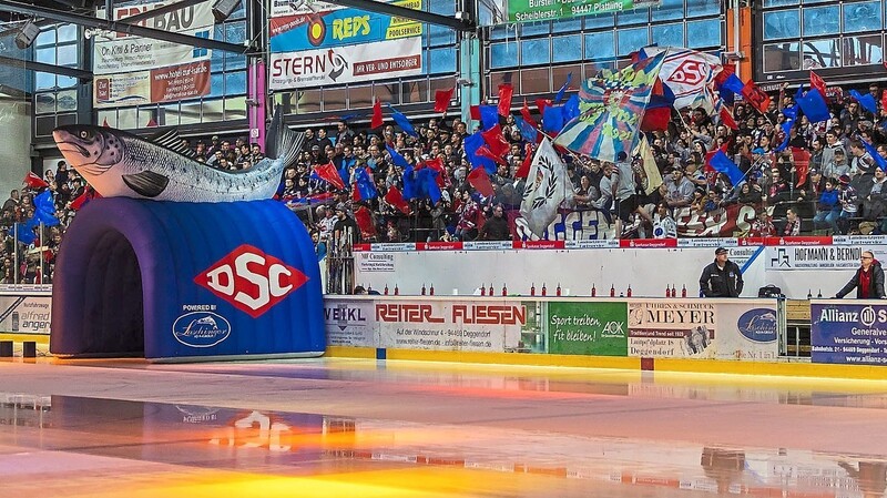 "Eishockey in Deggendorf ohne Zuschauer ist schlicht und einfach nicht möglich", sagt DSC-Vorsitzender Artur Frank. Der Verein hat nun ein 60 Seiten starkes Hygienekonzept erarbeitet, um 1 000 bis 2 000 Zuschauern einen Besuch im Eisstadion an der Trat auch in Zeiten der Corona-Pandemie zu ermöglichen, dieses muss nun genehmigt werden.