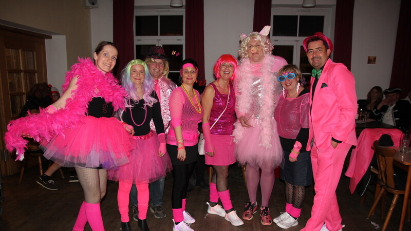 Pretty Flamingos - die Gruppe im pinkfarbenen Disco-Outfit.