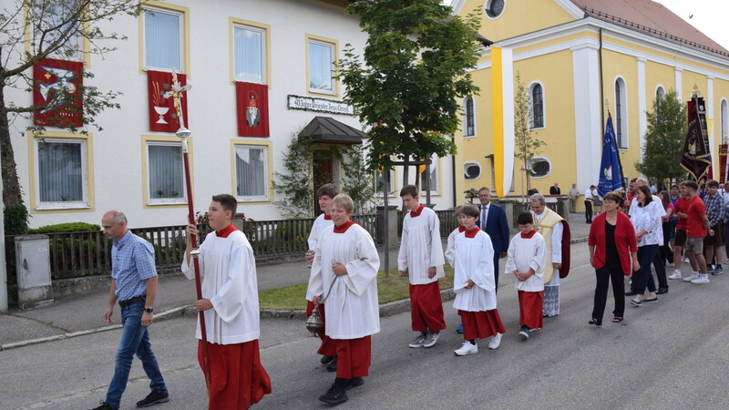 Die Vereine holen gemeinsam den Jubilar Pfarrer Johannes Bäuml ab.