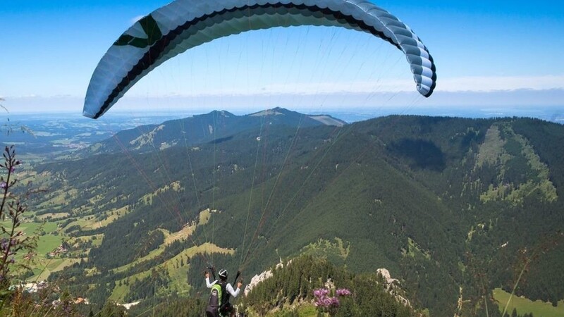 Durch eine Windböe war der Paraglider offenbar vom Kurs abgekommen und in einer Baumgruppe hängengeblieben. (Symbolbild)