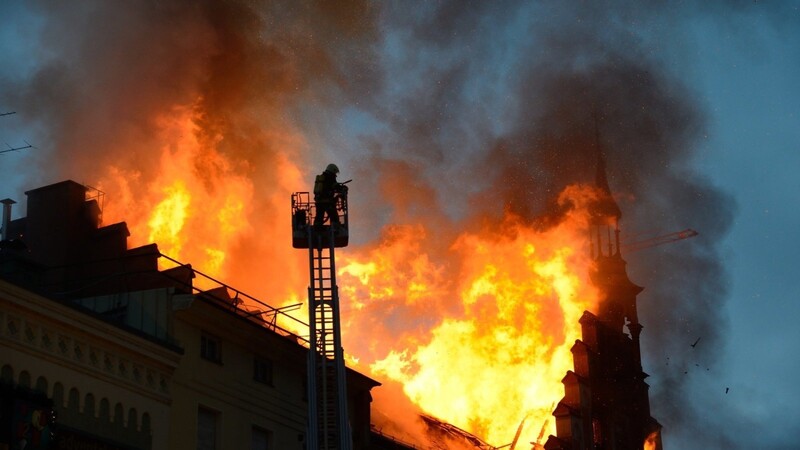 300 Feuerwehrmänner kämpften 2016 darum, das sich der Rathausbrand nicht in der dichtbebauten Straubinger Innenstadt ausbreiten konnte. - Aktuell werden Vorbereitungen zur Winterfestigkeit und dem Wiederuafbau getroffen.