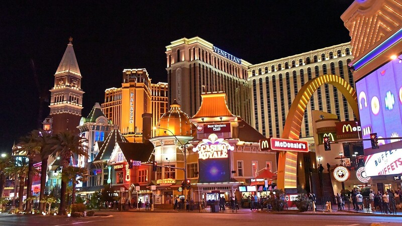 Jede Nacht ist der Las Vegas Strip in bunte Farben getaucht.