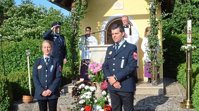 Am Samstag fand im Vilsmeierhof ein würdiges Totengedenken durch Pfarrer Klaus Beck statt, verbunden mit der Niederlegung einer Blumenschale.