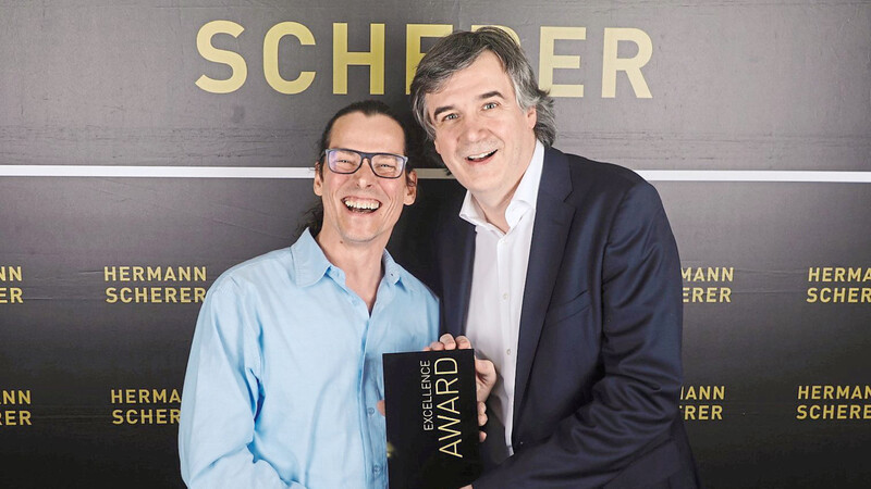 Mit seinem Vortrag "Die Roboter-Revolution: Industrie 4.0? holte der Mainburger Werner Hampel (links) den Excellence Award, verliehen von Speaker-Ikone Hermann Scherer.