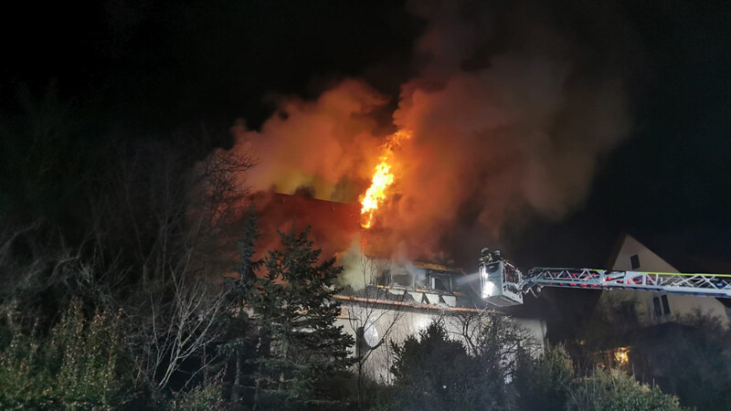 Feuerwehreinsatz in der Nacht von Donnerstag auf Freitag in Burglengenfeld. Dort stand der Dachstuhl eines Einfamilienhauses in Flammen.