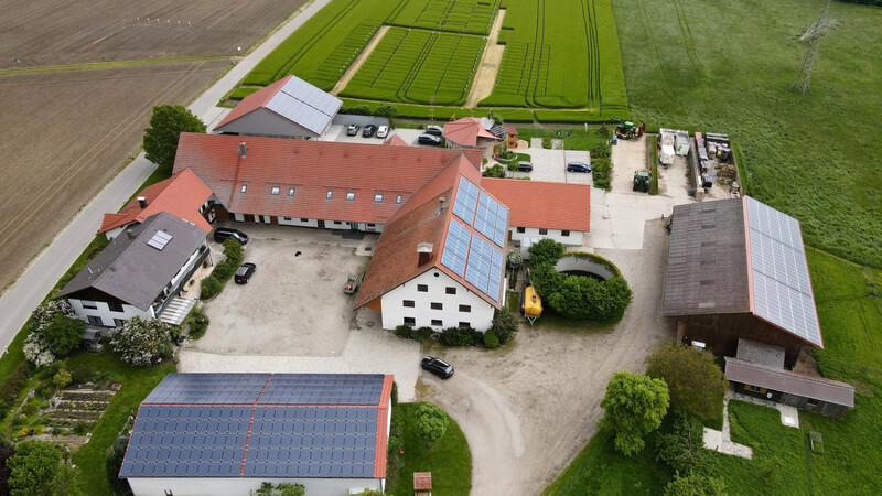 Der Wasmayr Hof in Aich wird im Nebenerwerb bewirtschaftet sowie mehr als die Hälfte aller deutschen landwirtschaftlichen Betriebe auch. Für solche Betriebe möchte Bayer ebenfalls praktikable Lösungen des ForwardFarming anbieten.