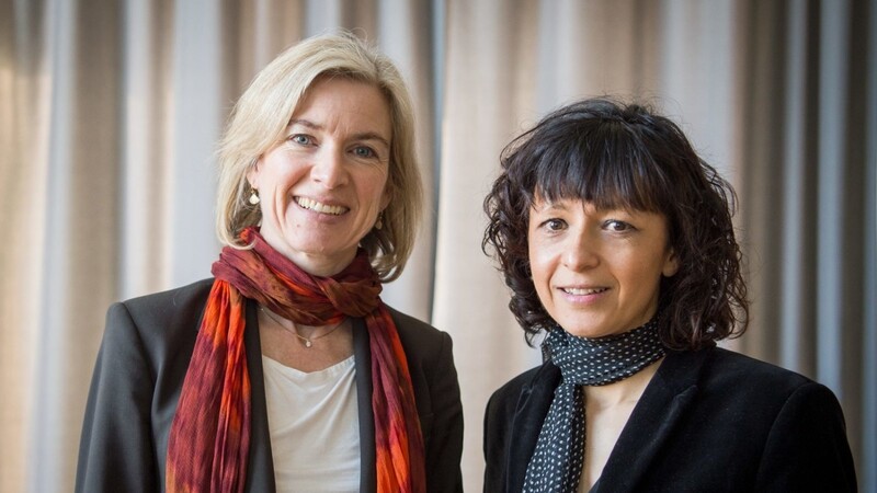 Die amerikanische Biochemikerin Jennifer A. Doudna (l) und die französische Mikrobiologin Emmanuelle Charpentier, damalige Preisträgerinnen des Paul Ehrlich- und Ludwig Darmstaedter-Preises 2016, stehen im Casino der Goethe-Universität beisammen. Den beiden Wissenschaftlerinnen wurde der Nobelpreis für Chemie 2020 verliehen.