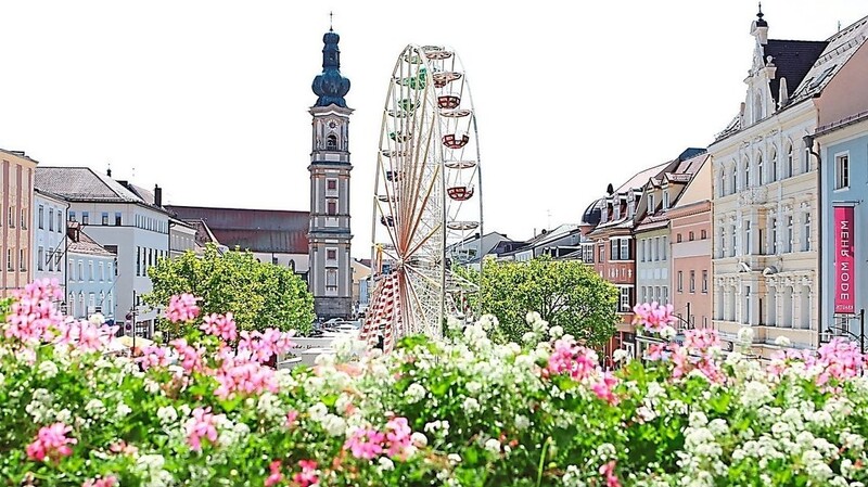 Besondere Attraktion für die Innenstadt: Ein 35 Meter hohes Riesenrad wird bis Ende Juli aufgestellt.