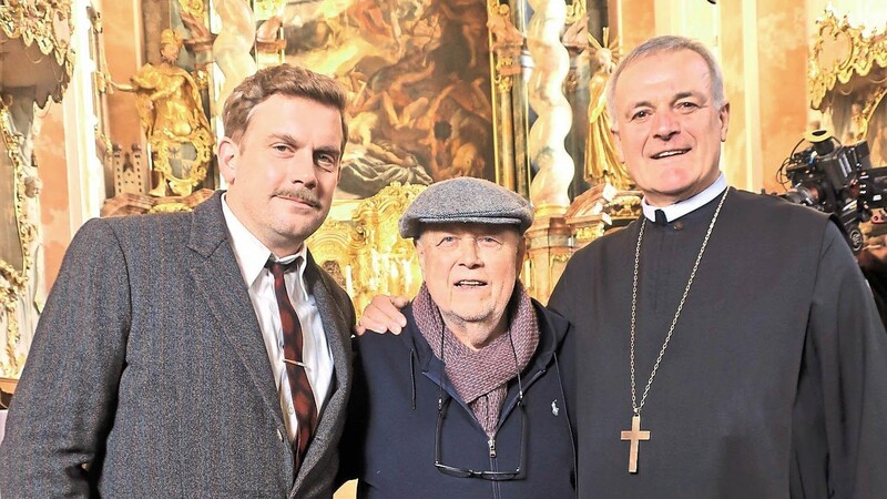 Alte Freunde: Star-Regisseur Joseph Vilsmaier (M.) mit Abt Wolfgang Hagl und Schauspieler Sebastian Bezzel, der im Film einen reuigen Sünder spielt.