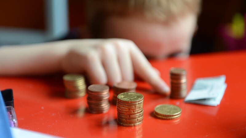 Der Alltag von 2,83 Millionen Kindern in Deutschland werde "von Armut überschattet", schreibt die Bertelsmann-Stiftung.
